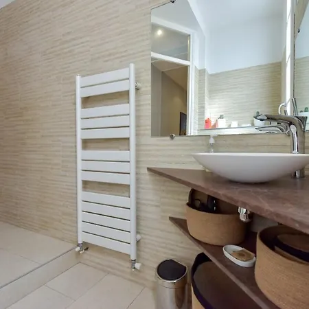 Serrendy Large 1-bedroom Flat 7min To Palais Apartment *